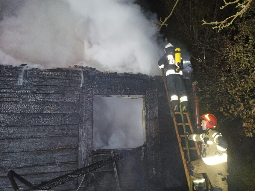 Nocny pożar drewnianego domu w Końskich. Przy ogrodzeniu posesji znaleziono mężczyznę