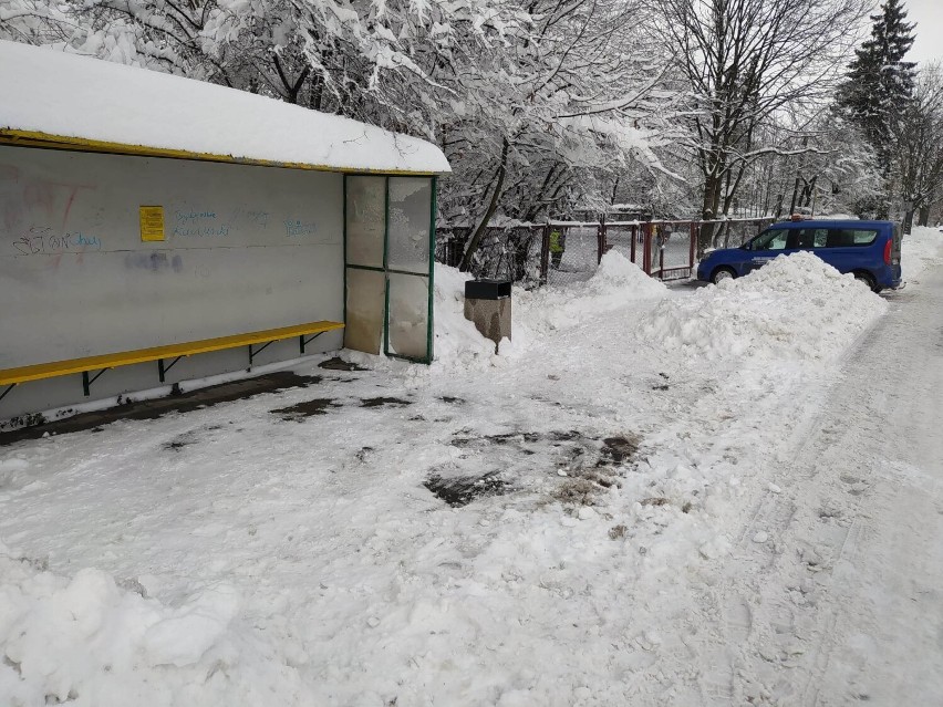 W Chełmie trwa walka ze śniegiem. Odśnieżają przez całą dobę. Zobacz zdjęcia