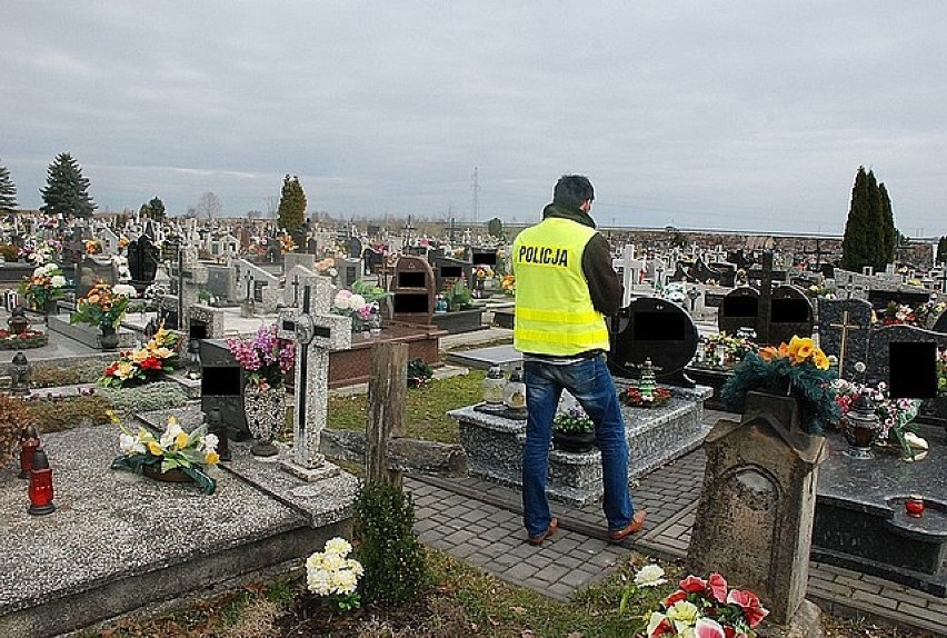 Policjanci poszukują cmentarnych złodziei