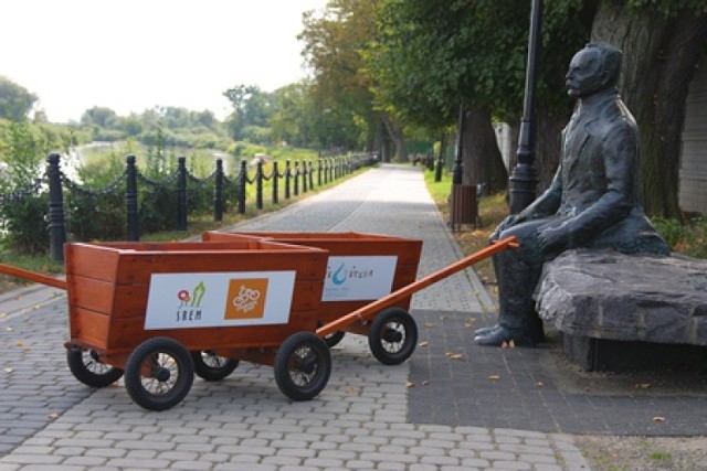 Śrem: wózki w wypożyczalni na promenadzie