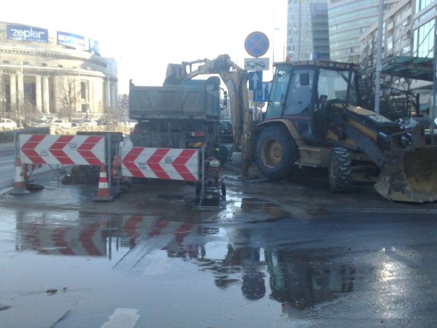 Wodociągowcy zajęli jeden pas ulicy i usuwają awarię. Bez...