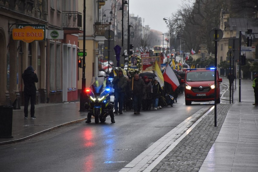Rocznica śmierci Jana Pawła II. W Kaliszu odbył się Marsz Pamięci i modlitwa przy pomniku papieża. ZDJĘCIA, WIDEO