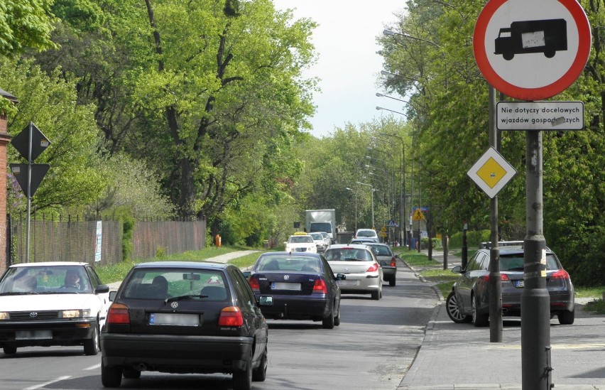 Rondo przy Bednarskiej i Pabianickiej oraz tramwaj na ...