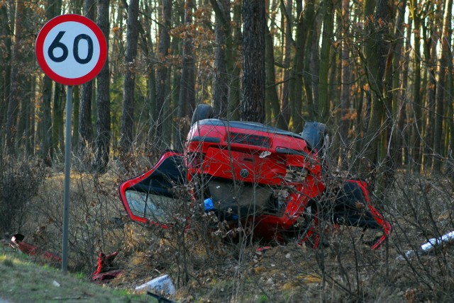 Wypadek w Tarcach: Wypadł z drogi i dachował