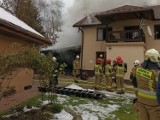 W Gaboniu płonął garaż. Ogień szybko rozprzestrzeniał się i zajął drewnianą konstrukcję dachu domu. Budynkowi groziło całkowite spalenie