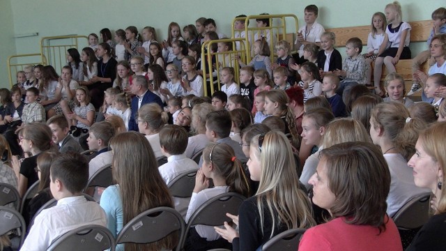 14 października obchodzimy Dzień Edukacji Narodowej, zwany również potocznie Dniem Nauczyciela. Z tej okazji w wielu szkołach już dzień wcześniej odbyły się specjalne uroczystości. Tak było m.in. w Szkole Podstawowej nr 17 w Koszalinie.