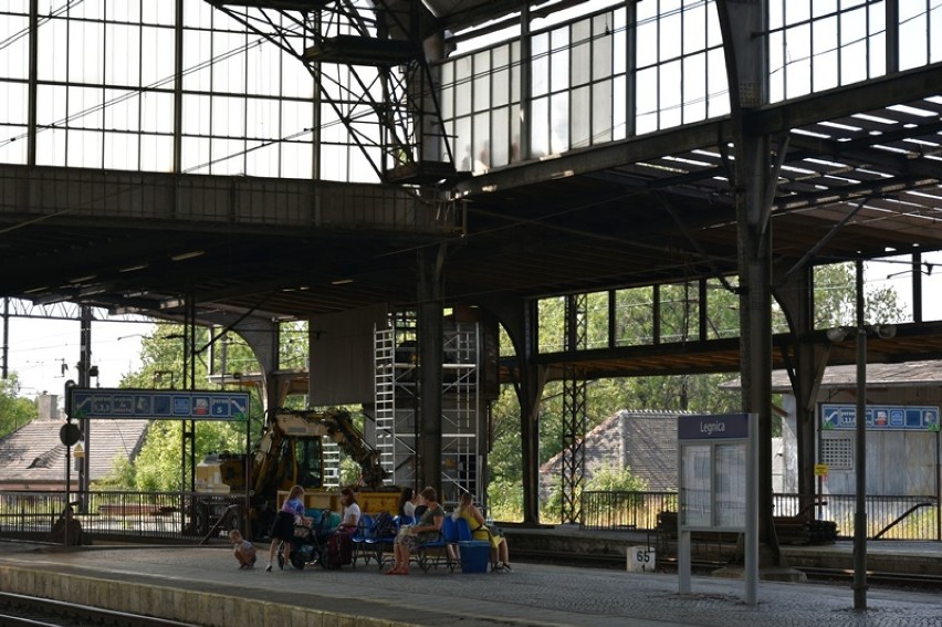 Ruszył remont dworca w Legnicy, peron 5 zamknięty dla podróżnych [ZDJĘCIA]