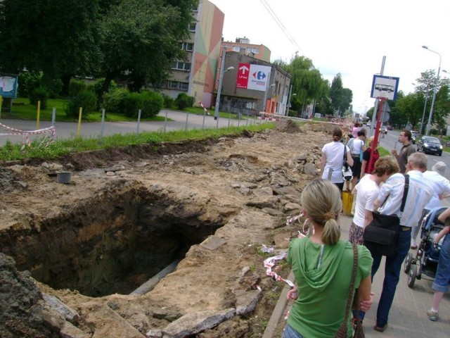 Wykop, w którym prowadzone są prace wodociągowe jest od dłuższego czasu w ogóle niezabezpieczony.