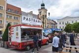 Rewia Smaków w Rybniku ruszyła na rynku! Zjechały food trucki! Wieczorem kino! ZOBACZ CO MOŻNA ZJEŚĆ!