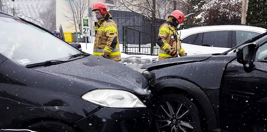 Nowy Sącz. Zderzenie trzech aut zablokowało ul. Lwowską przy wjeździe do Lidla