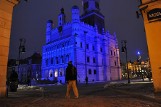 Poznań: Ratusz skąpany w niebieskiej poświacie [ZDJĘCIA]