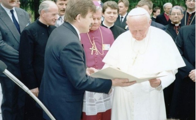 Św. Jan Paweł II gościł w Bielsku-Białej w maju 1995 roku. Jest Honorowym Obywatelem Bielska-Białej