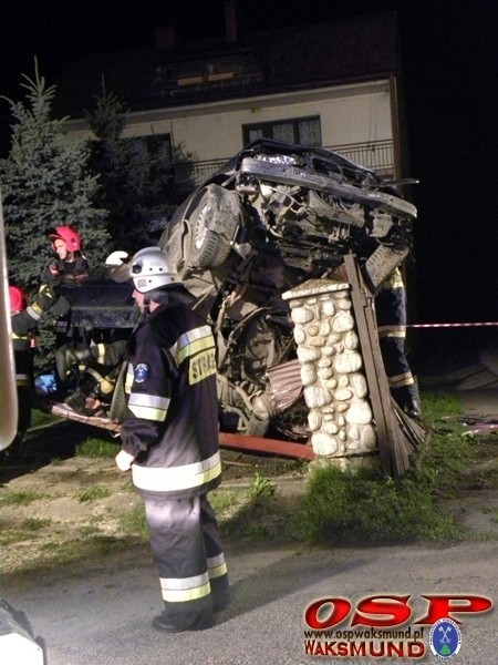 Nocny wypadek w Waksmundzie. Auto zawisło na płocie