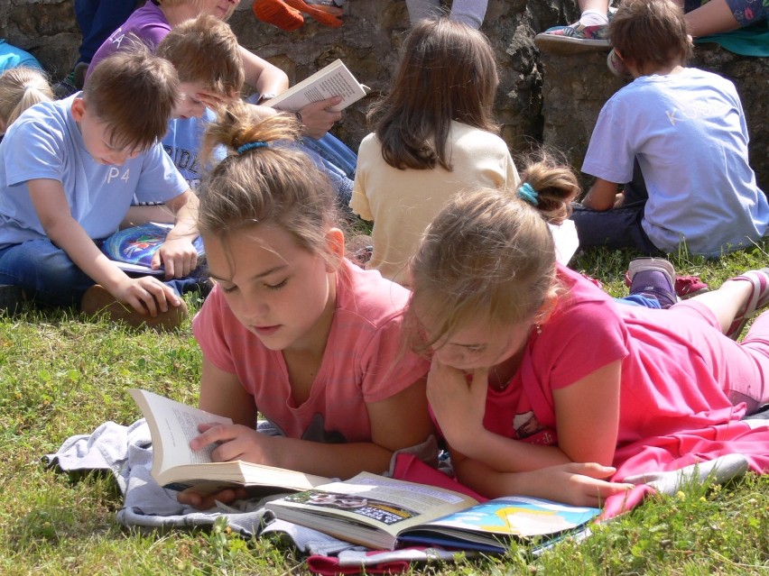 Uczniowie „Czwórki” czytali książki w centrum Wielunia[Zdjęcia]