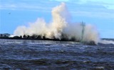 Załamanie aury. Na Bałtyku sztorm. Niesamowiite zdjęcia z Darłowa. Wielkie fale biją w wejście do portu