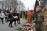 W Pruszczu Gdańskim upamiętniono ofiary zbrodni katyńskiej z 1940 r. Złożono kwiaty, zasadzono Dęby Pamięci. ZDJĘCIA