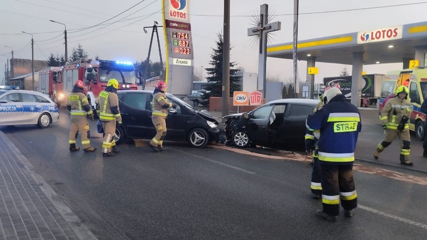 Wypadek na drodze wojewódzkiej nr 708 w Brzezinach. Dwie osoby zostały ciężko ranne!