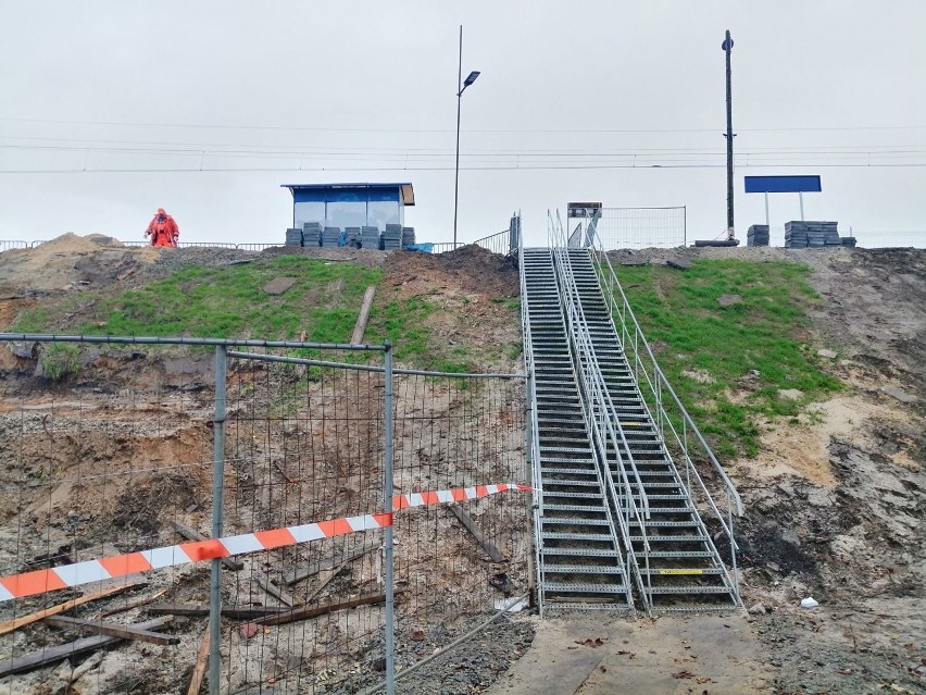 Nowe wejście na przystanek kolejowy w Wieluniu nabiera kształtów. Zamiast schodów będzie pochylnia ZDJĘCIA