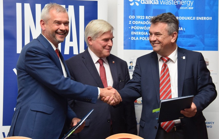 Umowa na budowę spalarni odpadów w Krośnie podpisana. Inwestycja pochłonie ponad 135 milionów złotych [ZDJĘCIA, WIZUALIZACJE]