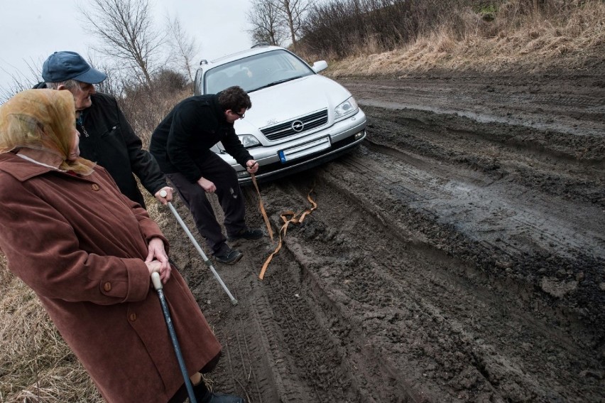 Gmina Gniew. Zły stan drogi w Gogolewie woła o pomstę do nieba [ZDJĘCIA]