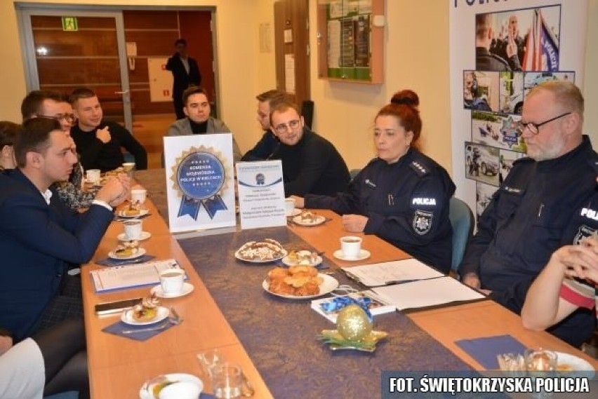W Kielcach studenci spotkali się z policjantami i agentami. Zobacz zdjęcia