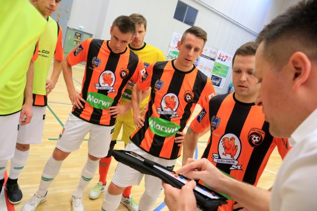 Beniaminek Futsal Ekstraklasy do Chorzowa wybrał się już wczoraj. W klubowym autobusie zabrakło Krzysztofa Elsnera, który był ostatnio wyróżniającą się postacią w zespole.