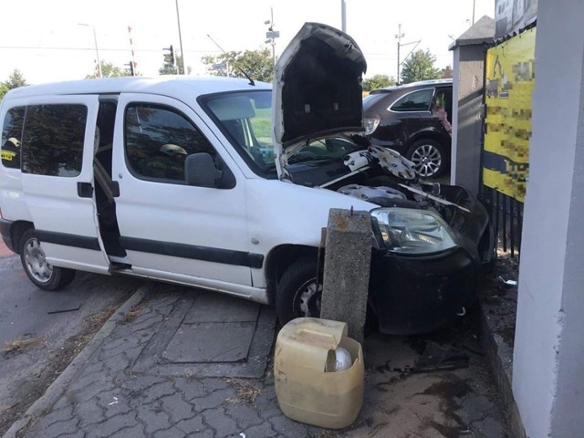 W Janikowie zderzyły się dwa pojazdy - skoda oraz peugeot