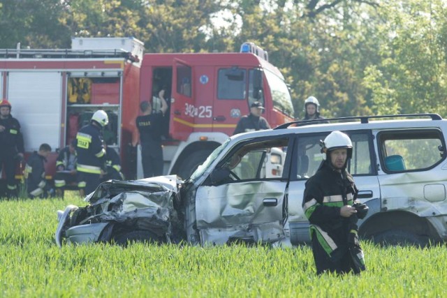 Wypadek w Szulcu koło Opatówka. Auto wjechało pod pociąg PKP Intercity jadący z Warszawy do Jeleniej Góry. Trzy osoby zostały poszkodowane. 

WIĘCEJ: Wypadek w Szulcu koło Opatówka. Auto wjechało pod pociąg [FOTO, WIDEO]