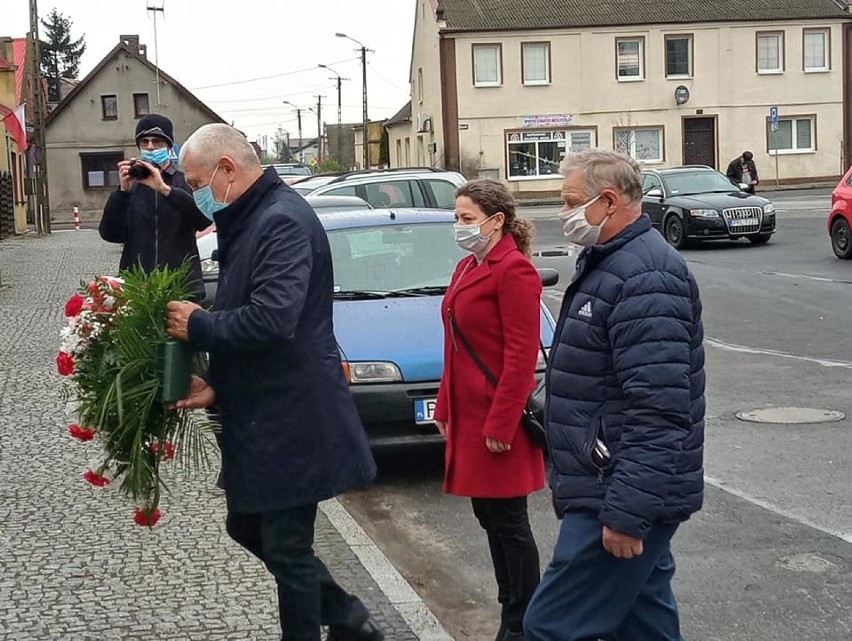 Delegacja władz samorządowych złożyła wiązankę kwiatów pod tablicą pamiątkową