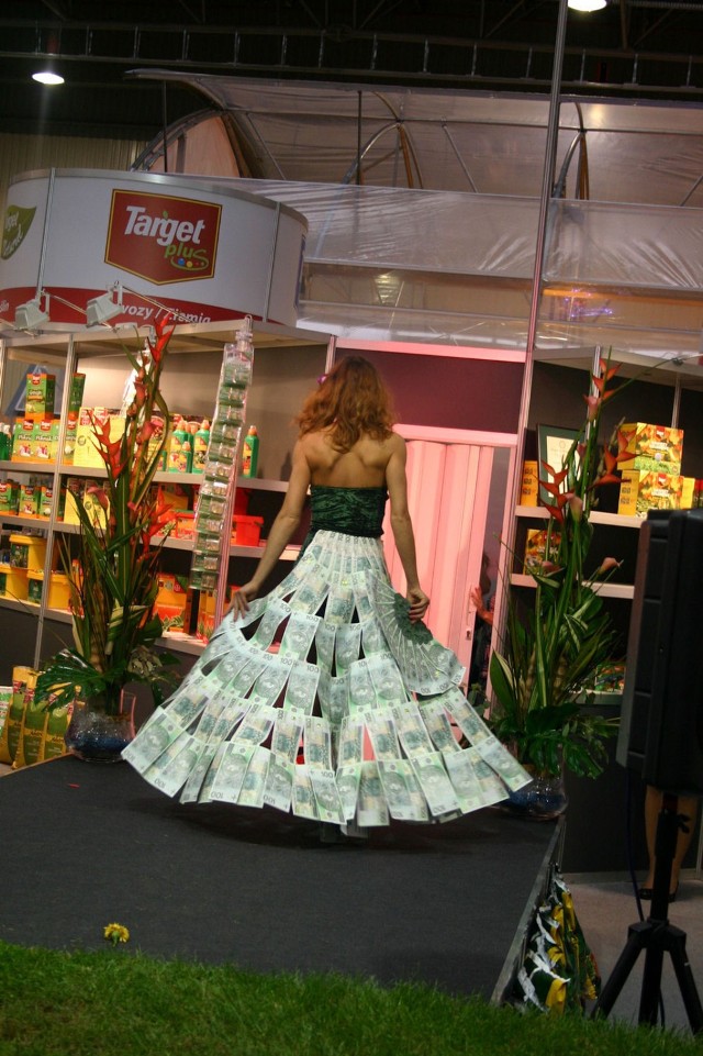 Moda w ogrodzie, suknia z banknot&oacute;w 100 złotowych.
Fot. Bartłomiej Kowalewski
