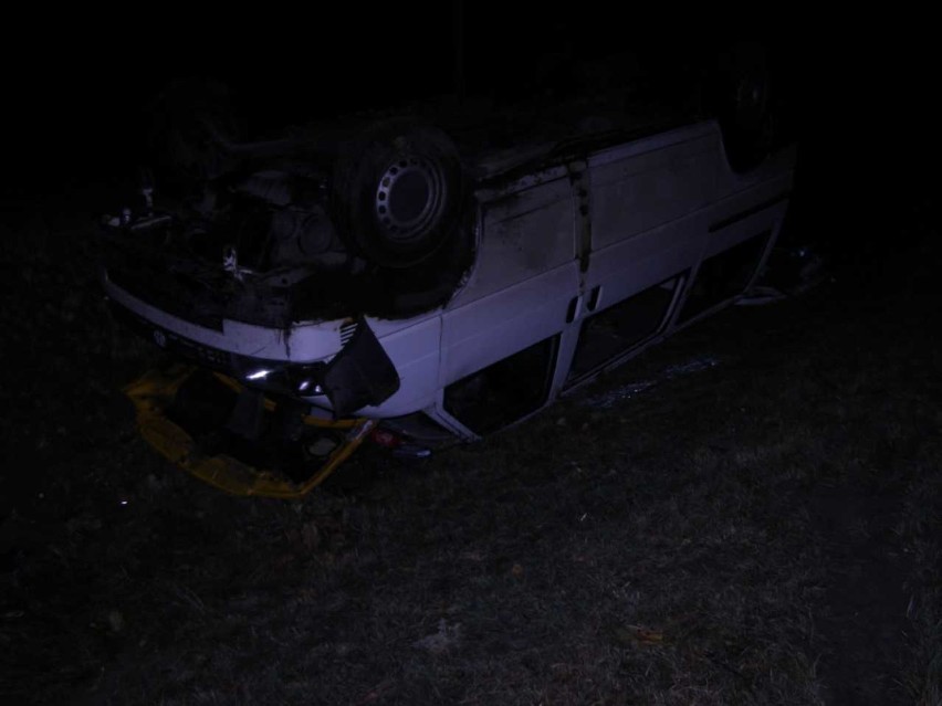Wypadek na DK 55 w Chlebówce. Dwie osoby trafiły do szpitala po dachowaniu busa 