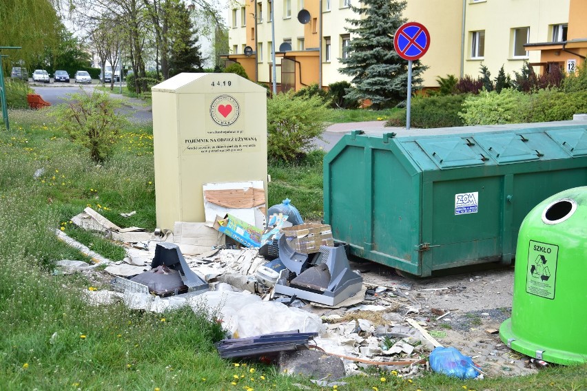 Mieszkańcy mają dość bałaganu przy śmietniku.Co trzeba zrobić kiedy zauważymy podrzucanie śmieci?