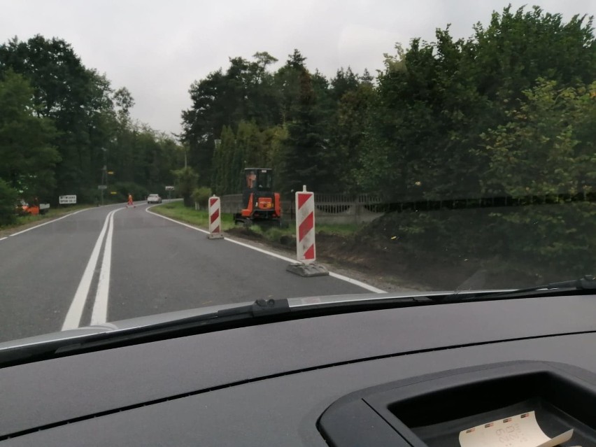 Rozpoczęła się budowa chodnika przy DW 933 w Libiążu. Piesi na ul. Beskidzkiej będą bezpieczniejsi [ZDJĘCIA]