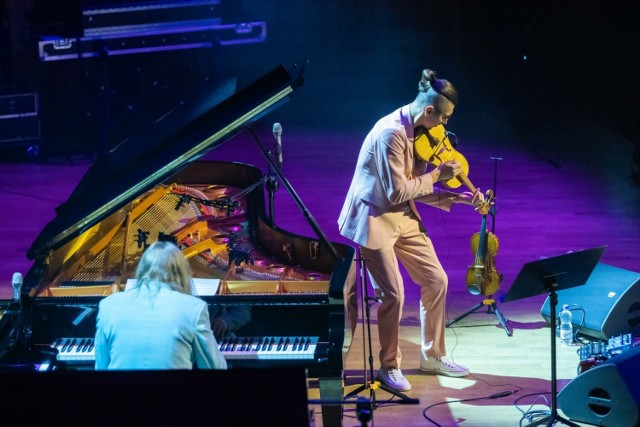 Tegoroczna Bielska Zadymka Jazzowa w sali głównej Cavatina Hall. 

Zobacz kolejne zdjęcia. Przesuwaj zdjęcia w prawo - naciśnij strzałkę lub przycisk NASTĘPNE