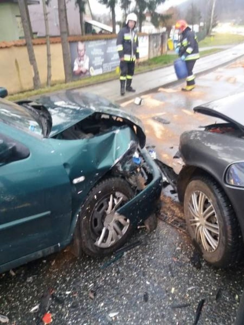 Dąbrowa. Czołowe zderzenie dwóch samochodów osobowych. Trzy osoby w szpitalu