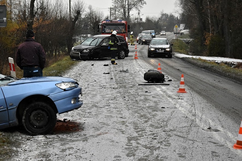 Policja bada na miejscu przyczyny kolizji