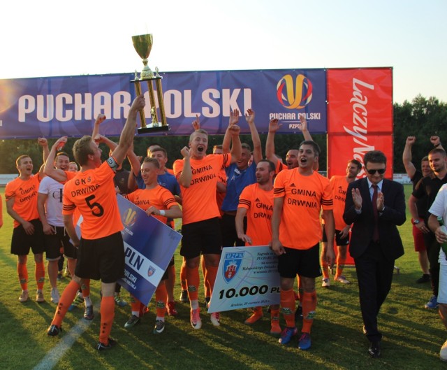 Tak piłkarze GKS Drwinia cieszyli się w czerwcu ze zdobycia Pucharu Polski w Małopolsce