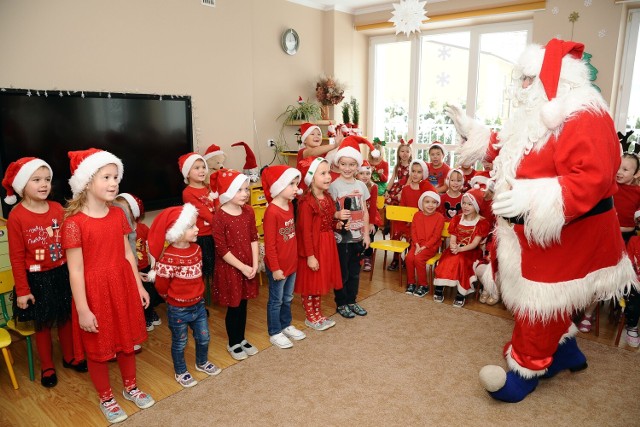 Święty Mikołaj przywiózł prezenty dzieciom w Przedszkolu Miejskim nr 3 im. Jana Pawła II w Jaśle