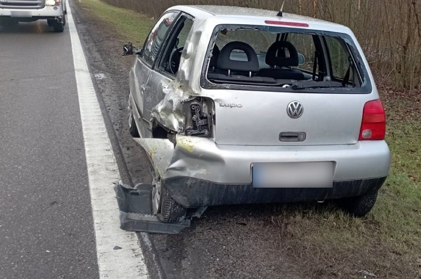 Kolizja w Ługach. Ciężarówka zderzyła się z samochodem osobowym