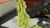 Lekki i zdrowy obiad. Przepis na makaron z brokułem i domowym pesto [WIDEO]