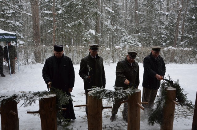 Symbolicznego przecięcia wstęgi dokonali: (od lewej) ks. Mirosław Świderski, zastępca dyrektora Regionalnej Dyrekcji Lasów Państwowych Dawid Iwaniuk, nadleśniczy Nadleśnictwa Hajnówka - Mariusz Agiejczyk i kapelan leśników ks. Tomasz Duszkiewicz