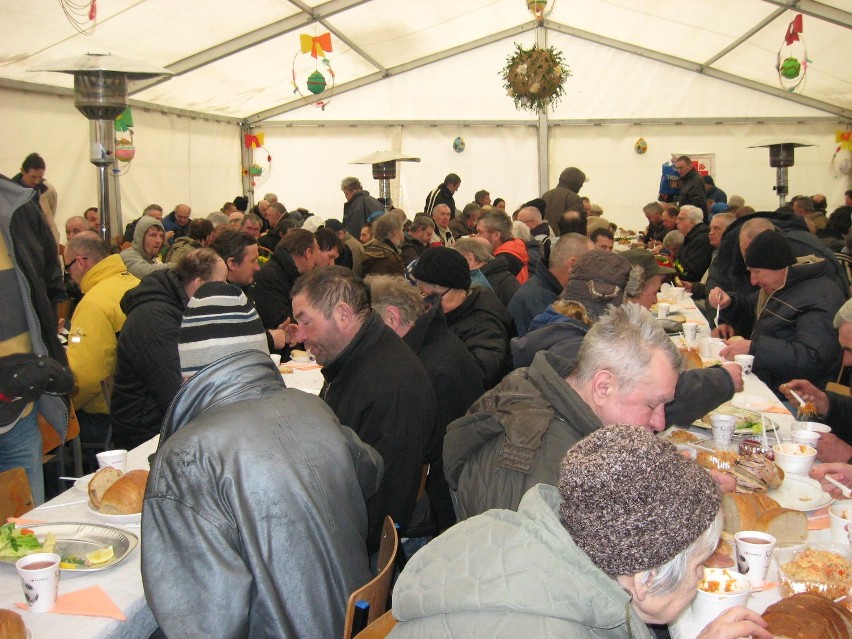 Śniadanie wielkanocne 2013 w Sopocie.Ponad 300 potrzebujących przy stole w siedzibie Caritasu [FOTO]