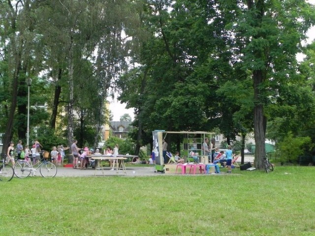 Drugi piknik z cyklu Łyk Kultury odbył się w środę,16 lipca 2014 roku w Parku Fabrycznym przy ulicy Traugutta. Fot. Krzysztof Krzak