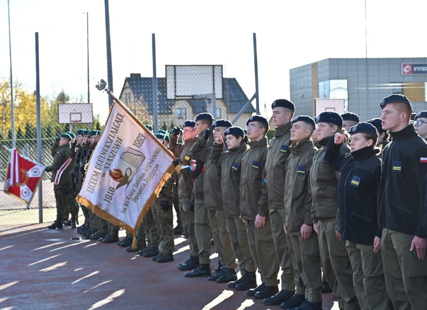 Żołnierze oraz kadeci odśpiewali hymn państwowy.