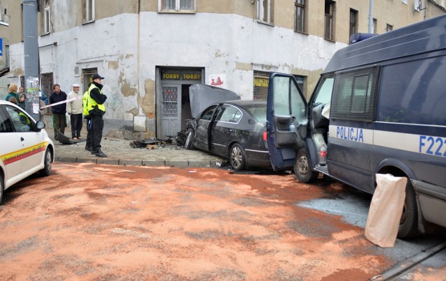 Wypadek na Zachodniej. Zderzenie radiowozu z volkswagenem