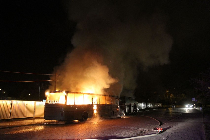 Wrocław: W niedzielną noc na Sieradzkiej spłonął autobus (ZDJĘCIA)