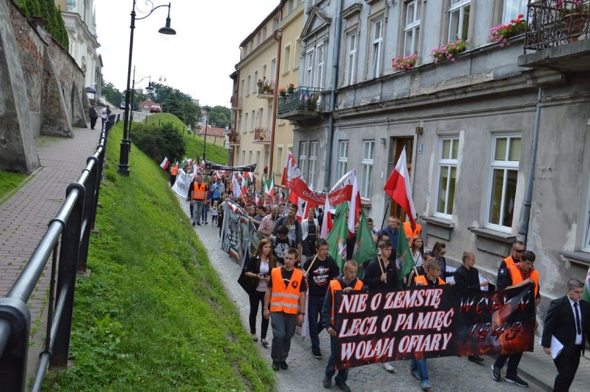 Ulicami Przemyśla przeszedł marsz pamięci ofiar rzezi wołyńskiej