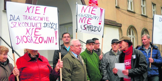 Protestujący przeciwko bioelektrowni mieszkańcy Goświnowic Leszek Strama, Damian Kwiatkowski i Marian Halecki. Zdjęcie z roku 2013.