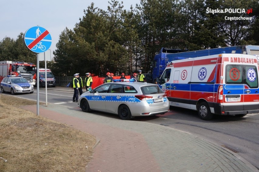 Tragiczny wypadek w Starczy. Piesza staranowana przez samochody. Kierowca nie żyje