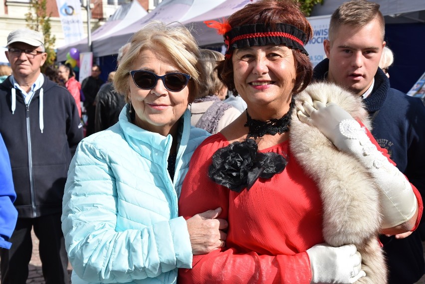 Kolorowe parasolki i stroje z lat 20. Senioralia w Czeladzi rozpoczęte ZDJĘCIA